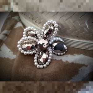 Fabulous large flower ring stretch shiny pearls